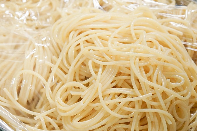 スパゲティは、塩を加えた熱湯で袋の指示通り茹でる。