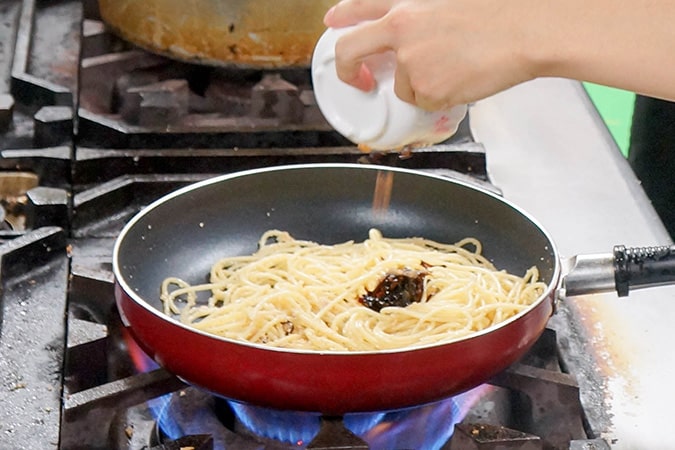 ソースとスパゲティを混ぜ合わせたら、添付の昆布の佃煮と卵を1つ割り入れる。