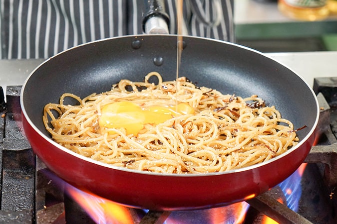 火を止めて、余熱で卵がトロっとするまでかき混ぜる。