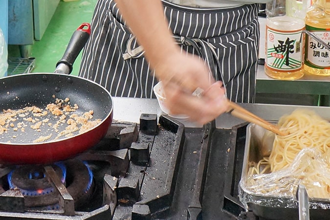 茹で上がったら軽く湯切りして、1のフライパンへ。