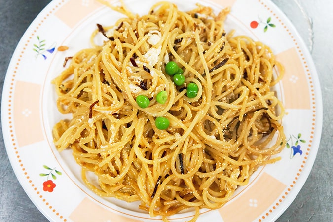 お皿に盛り付け、グリンピースを飾ったら出来上がり。